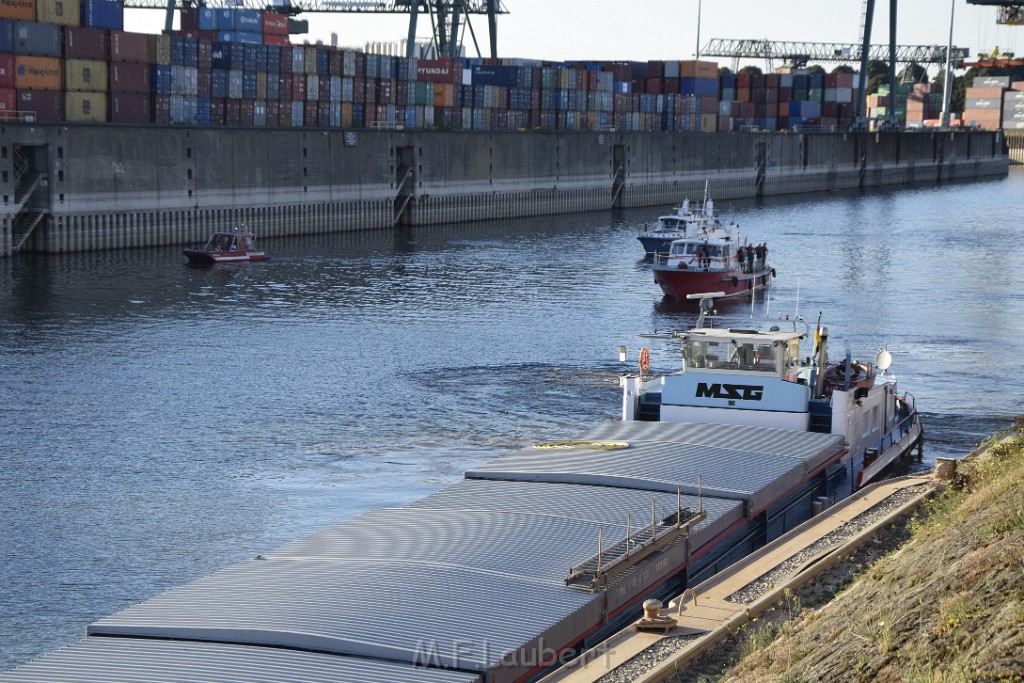 Havarie Wassereinbruch Motorraum beim Schiff Koeln Niehl Niehler Hafen P031.JPG - Miklos Laubert
